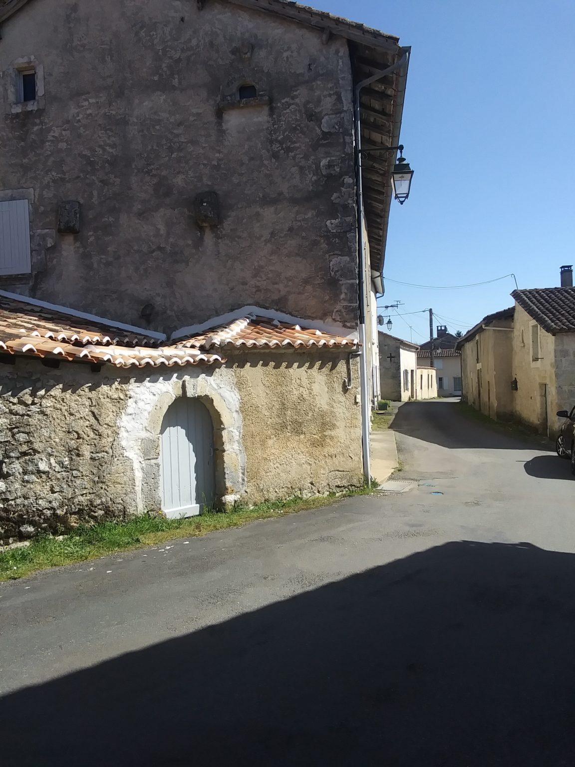 20220324_124405Rue étroite bourg ancien